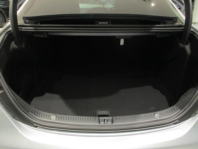 荷室も広々でございます。