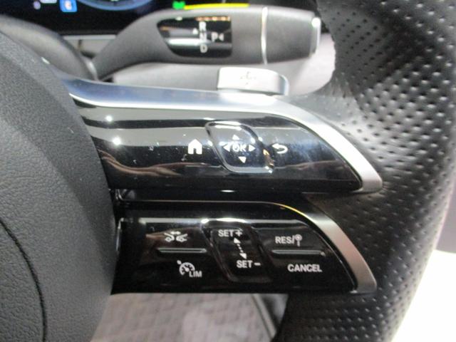 ハンドルスイッチ（右）は、運転中に手を離さず安全に操作できます。マルチファンクションディスプレイを操作します。