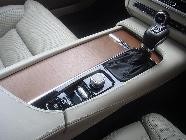 S90 T6 AWD インスクリプション ガラスサンルーフ ファインナッパレザー シートヒーター ベンチレーション ステアリングヒーター マッサージ機能 B&Wプレミアムオーディオ 9インチナビ TV 360カメラ ドラレコ レーダー(21枚目)