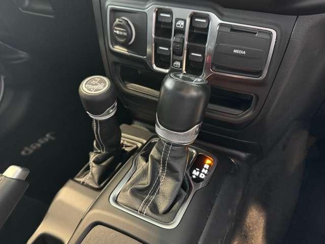 ジープ・ラングラーアンリミテッド サハラ 認定中古車 ワンオーナー 禁煙車 地上デジタルチューナーLEDヘッドランプ ブラインドスポットモニター ハンドルヒーター シートヒーター(18枚目)