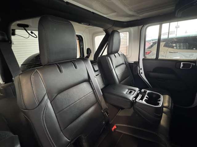 ジープ・ラングラーアンリミテッド サハラ 認定中古車 ワンオーナー 禁煙車 地上デジタルチューナーLEDヘッドランプ ブラインドスポットモニター ハンドルヒーター シートヒーター(22枚目)