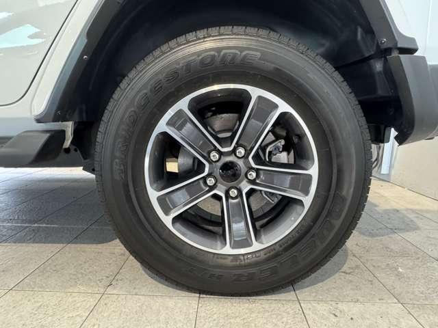 ジープ・ラングラーアンリミテッド サハラ 認定中古車 ワンオーナー 禁煙車 地上デジタルチューナーLEDヘッドランプ ブラインドスポットモニター ハンドルヒーター シートヒーター(27枚目)