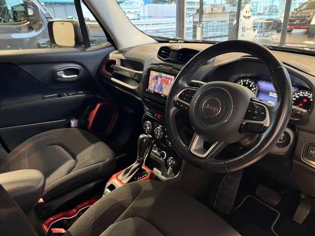 ジープ・レネゲード トレイルホーク ワンオーナー 禁煙車 認定中古車 ドライブレコーダー ナビゲーション バックカメラ ETC 地上デジタルチューナー バックカメラ(9枚目)
