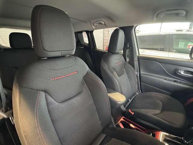 ジープ・レネゲード トレイルホーク ドライブレコーダー認定中古車 禁煙車 地上デジタルチューナー アップルカープレー ブラインドスポットモニター バックカメラ ETC2.0(11枚目)