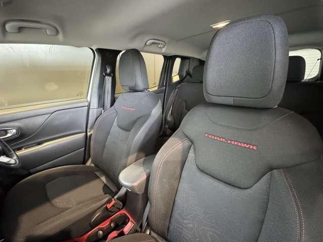 ジープ・レネゲード トレイルホーク ドライブレコーダー認定中古車 禁煙車 地上デジタルチューナー アップルカープレー ブラインドスポットモニター バックカメラ ETC2.0(18枚目)