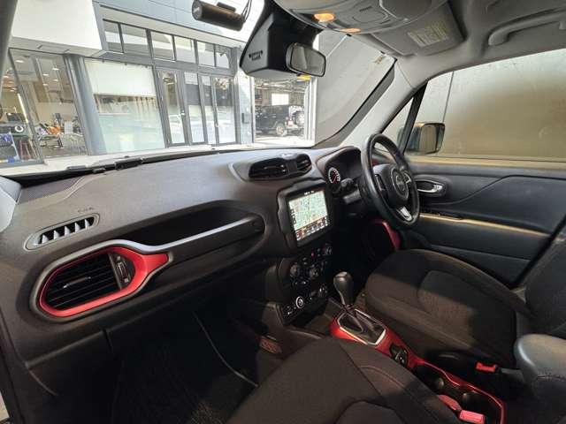 ジープ・レネゲード トレイルホーク ドライブレコーダー認定中古車 禁煙車 地上デジタルチューナー アップルカープレー ブラインドスポットモニター バックカメラ ETC2.0(19枚目)