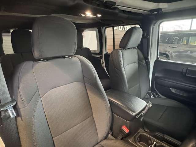 ジープ・ラングラーアンリミテッド スポーツアルティテュード ワンオーナー 禁煙車 ブラックホイール 認定中古車 アップルカープレー LEDヘッドランプ ブラインドスポットモニター ETC バックカメラ(10枚目)