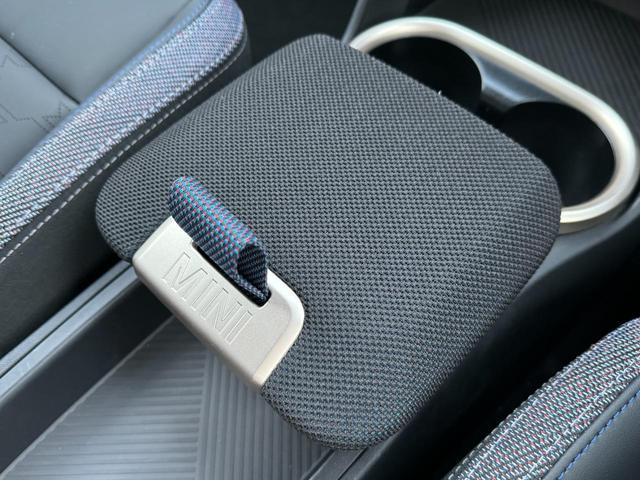 ＭＩＮＩ カントリーマンＤ　クラシック・トリム　Ｍパッケージ　ハーマンカードンサウンド　黒革電動シート　シートヒーター　インテリアカメラ　ＨＤＤナビ　前後横トップカメラ　ステアリングヒーター　電動リヤゲート　１８ＡＷ　ヘッドアップＤ　ＡＣＣ　禁煙車（28枚目）