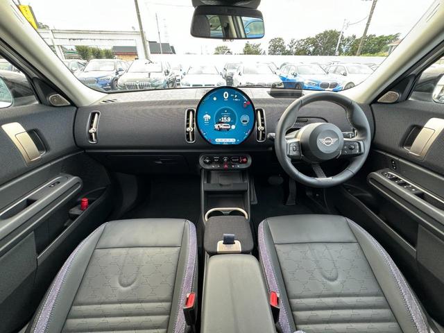 ＭＩＮＩ カントリーマンＤ　クラシック・トリム　Ｍパッケージ　ハーマンカードンサウンド　黒革電動シート　シートヒーター　インテリアカメラ　ＨＤＤナビ　前後横トップカメラ　ステアリングヒーター　電動リヤゲート　１８ＡＷ　ヘッドアップＤ　ＡＣＣ　禁煙車（65枚目）