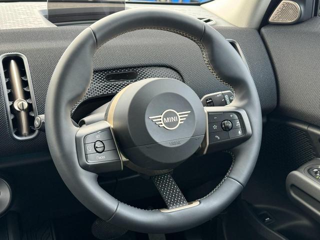 ＭＩＮＩ カントリーマンＤ　クラシック・トリム　Ｍパッケージ　ハーマンカードンサウンド　黒革電動シート　シートヒーター　インテリアカメラ　ＨＤＤナビ　前後横トップカメラ　ステアリングヒーター　電動リヤゲート　１８ＡＷ　ヘッドアップＤ　ＡＣＣ　禁煙車（66枚目）