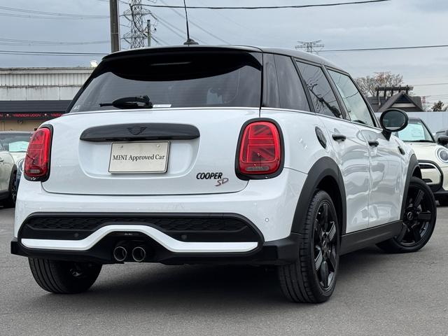 ＭＩＮＩ クーパーＳＤプレミアム＋パッケージクラシック・トリム　黒１７インチアルミ　茶革　シートヒーター　ＨＤＤナビ　リヤカメラ　タッチモニター　アクティブクルコン　ドライビングアシスト　ワイヤレスチャージ　アップルカープレイ　ＥＴＣ２．０　１オナ　禁煙車（6枚目）