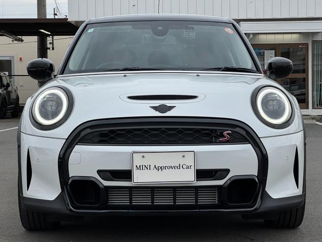 ＭＩＮＩ クーパーＳＤプレミアム＋パッケージクラシック・トリム　黒１７インチアルミ　茶革　シートヒーター　ＨＤＤナビ　リヤカメラ　タッチモニター　アクティブクルコン　ドライビングアシスト　ワイヤレスチャージ　アップルカープレイ　ＥＴＣ２．０　１オナ　禁煙車（7枚目）