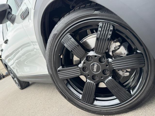 ＭＩＮＩ クーパーＳＤプレミアム＋パッケージクラシック・トリム　黒１７インチアルミ　茶革　シートヒーター　ＨＤＤナビ　リヤカメラ　タッチモニター　アクティブクルコン　ドライビングアシスト　ワイヤレスチャージ　アップルカープレイ　ＥＴＣ２．０　１オナ　禁煙車（10枚目）