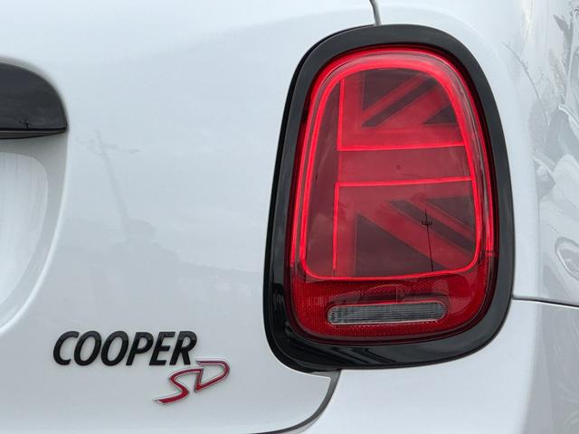 ＭＩＮＩ クーパーＳＤプレミアム＋パッケージクラシック・トリム　黒１７インチアルミ　茶革　シートヒーター　ＨＤＤナビ　リヤカメラ　タッチモニター　アクティブクルコン　ドライビングアシスト　ワイヤレスチャージ　アップルカープレイ　ＥＴＣ２．０　１オナ　禁煙車（12枚目）