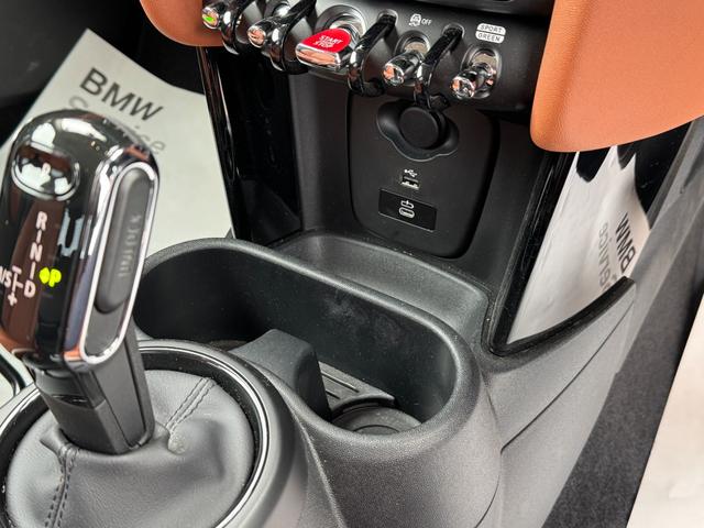 ＭＩＮＩ クーパーＳＤプレミアム＋パッケージクラシック・トリム　黒１７インチアルミ　茶革　シートヒーター　ＨＤＤナビ　リヤカメラ　タッチモニター　アクティブクルコン　ドライビングアシスト　ワイヤレスチャージ　アップルカープレイ　ＥＴＣ２．０　１オナ　禁煙車（26枚目）