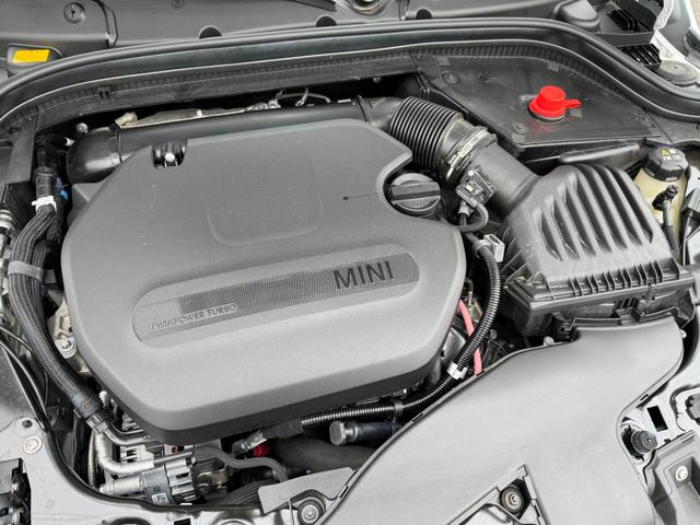 ＭＩＮＩ クーパーＳＤプレミアム＋パッケージクラシック・トリム　黒１７インチアルミ　茶革　シートヒーター　ＨＤＤナビ　リヤカメラ　タッチモニター　アクティブクルコン　ドライビングアシスト　ワイヤレスチャージ　アップルカープレイ　ＥＴＣ２．０　１オナ　禁煙車（36枚目）