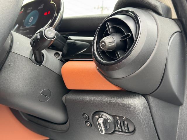 ＭＩＮＩ クーパーＳＤプレミアム＋パッケージクラシック・トリム　黒１７インチアルミ　茶革　シートヒーター　ＨＤＤナビ　リヤカメラ　タッチモニター　アクティブクルコン　ドライビングアシスト　ワイヤレスチャージ　アップルカープレイ　ＥＴＣ２．０　１オナ　禁煙車（39枚目）