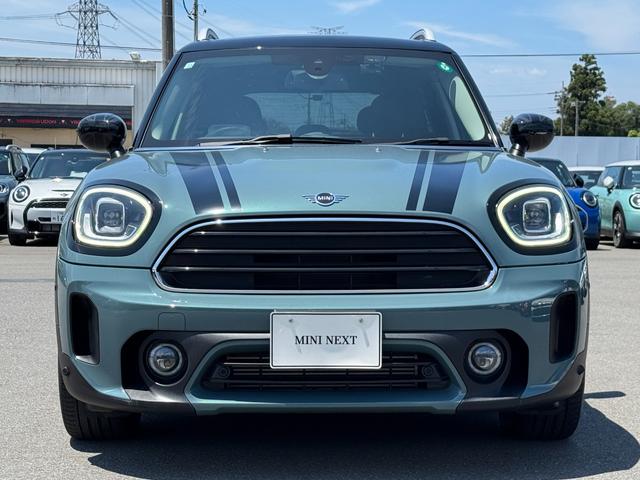 ＭＩＮＩ クーパーＤ　クロスオーバー　デジタルＰＫＧ　ペッパーＰＫＧ　タッチパネル式ＨＤＤナビ　リヤカメラ　電動リヤゲート　黒１８インチＡＷ　電動リヤゲート　ヘッドアップＤ　アクティブクルコン　ドライビングアシスト　ＥＴＣ２．０　禁煙車（7枚目）