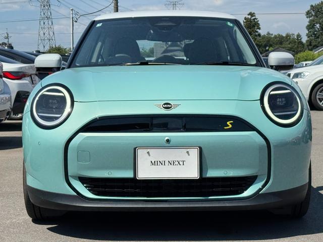 ＭＩＮＩ クーパーＳＥ　クラシック・トリム　ヘッドアップディスプレイ　アクティブクルーズコントロール　ドライビングアシスト　タッチパネルＨＤＤナビ　全周囲カメラ　シートヒーター　ステアリングヒーター　１８ＡＷ　ＥＴＣ２．０　ワイヤレスチャージ（7枚目）