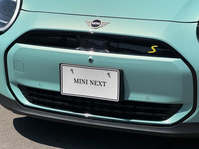 ＭＩＮＩ クーパーＳＥ　クラシック・トリム　ヘッドアップディスプレイ　アクティブクルーズコントロール　ドライビングアシスト　タッチパネルＨＤＤナビ　全周囲カメラ　シートヒーター　ステアリングヒーター　１８ＡＷ　ＥＴＣ２．０　ワイヤレスチャージ（9枚目）