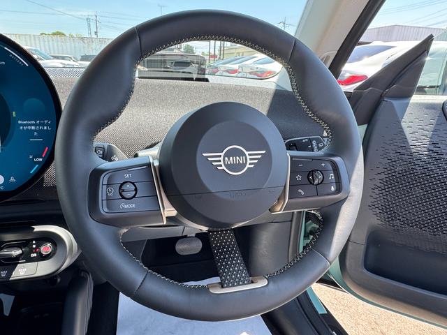 ＭＩＮＩ クーパーＳＥ　クラシック・トリム　ヘッドアップディスプレイ　アクティブクルーズコントロール　ドライビングアシスト　タッチパネルＨＤＤナビ　全周囲カメラ　シートヒーター　ステアリングヒーター　１８ＡＷ　ＥＴＣ２．０　ワイヤレスチャージ（14枚目）