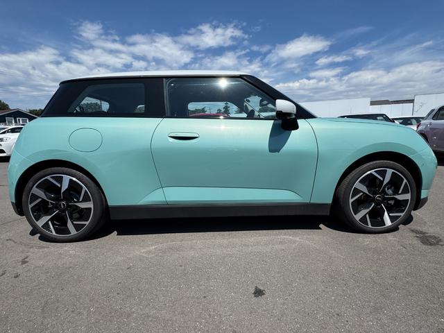 ＭＩＮＩ クーパーＳＥ　クラシック・トリム　ヘッドアップディスプレイ　アクティブクルーズコントロール　ドライビングアシスト　タッチパネルＨＤＤナビ　全周囲カメラ　シートヒーター　ステアリングヒーター　１８ＡＷ　ＥＴＣ２．０　ワイヤレスチャージ（55枚目）