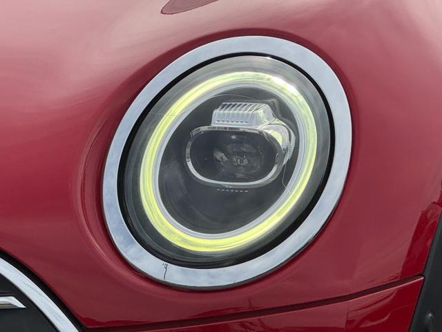 ＭＩＮＩ クーパーＤ　クラブマン　ペッパーパッケージ　タッチパネルＨＤＤナビ　リヤカメラ　１７インチＡＷ　アクティブクルコン　ドライビングアシスト　パーキングアシスト　ＥＴＣ２．０　Ｂｌｕｅｔｏｏｔｈ　アンビエントライト　禁煙車（8枚目）