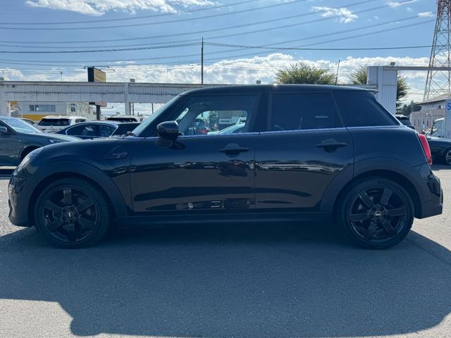 ＭＩＮＩ クーパーＳ　クラシック・トリム　黒エクステリア　黒１７インチＡＷ　黒ルーフ　タッチパネルナビ　リヤカメラ　デジタルメーター　黒半革シート　シートヒーター　Ｂｌｕｅｔｏｏｔｈ　ＥＴＣ２．０　ＡＣＣ　Ｄアシスト　禁煙車（5枚目）