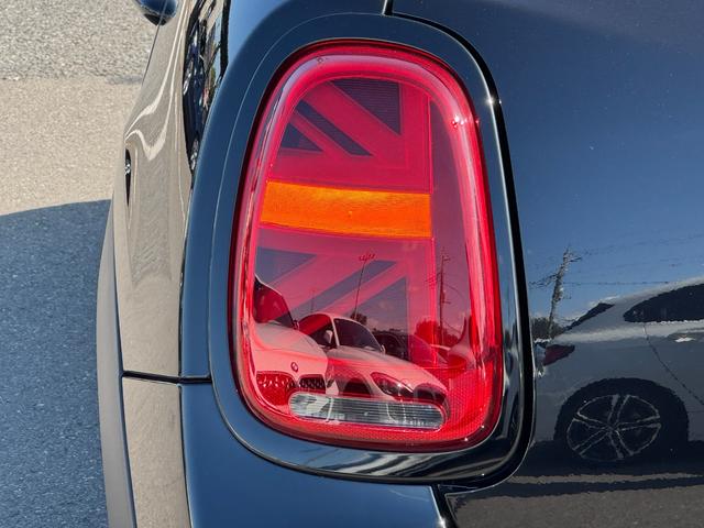 ＭＩＮＩ クーパーＳ　クラシック・トリム　黒エクステリア　黒１７インチＡＷ　黒ルーフ　タッチパネルナビ　リヤカメラ　デジタルメーター　黒半革シート　シートヒーター　Ｂｌｕｅｔｏｏｔｈ　ＥＴＣ２．０　ＡＣＣ　Ｄアシスト　禁煙車（15枚目）