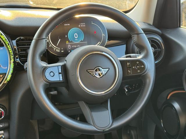 ＭＩＮＩ クーパーＳ　クラシック・トリム　黒エクステリア　黒１７インチＡＷ　黒ルーフ　タッチパネルナビ　リヤカメラ　デジタルメーター　黒半革シート　シートヒーター　Ｂｌｕｅｔｏｏｔｈ　ＥＴＣ２．０　ＡＣＣ　Ｄアシスト　禁煙車（17枚目）