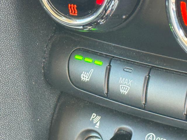 ＭＩＮＩ クーパーＳ　クラシック・トリム　黒エクステリア　黒１７インチＡＷ　黒ルーフ　タッチパネルナビ　リヤカメラ　デジタルメーター　黒半革シート　シートヒーター　Ｂｌｕｅｔｏｏｔｈ　ＥＴＣ２．０　ＡＣＣ　Ｄアシスト　禁煙車（19枚目）