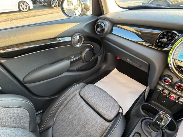 ＭＩＮＩ クーパーＳ　クラシック・トリム　黒エクステリア　黒１７インチＡＷ　黒ルーフ　タッチパネルナビ　リヤカメラ　デジタルメーター　黒半革シート　シートヒーター　Ｂｌｕｅｔｏｏｔｈ　ＥＴＣ２．０　ＡＣＣ　Ｄアシスト　禁煙車（25枚目）