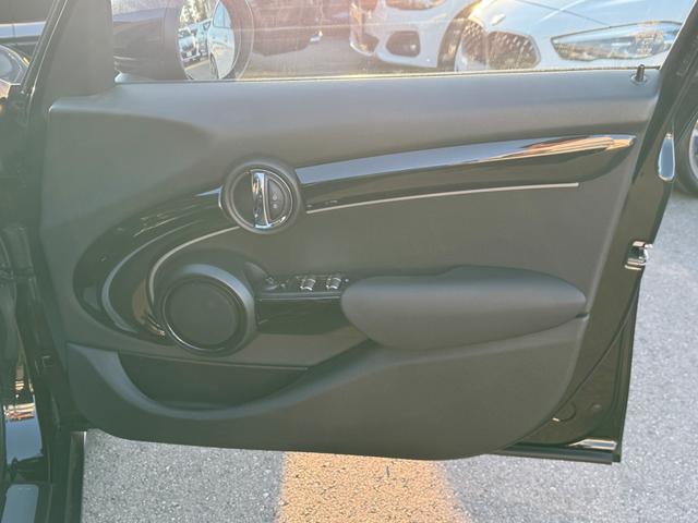 ＭＩＮＩ クーパーＳ　クラシック・トリム　黒エクステリア　黒１７インチＡＷ　黒ルーフ　タッチパネルナビ　リヤカメラ　デジタルメーター　黒半革シート　シートヒーター　Ｂｌｕｅｔｏｏｔｈ　ＥＴＣ２．０　ＡＣＣ　Ｄアシスト　禁煙車（41枚目）