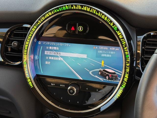 ＭＩＮＩ クーパーＳ　クラシック・トリム　黒エクステリア　黒１７インチＡＷ　黒ルーフ　タッチパネルナビ　リヤカメラ　デジタルメーター　黒半革シート　シートヒーター　Ｂｌｕｅｔｏｏｔｈ　ＥＴＣ２．０　ＡＣＣ　Ｄアシスト　禁煙車（52枚目）