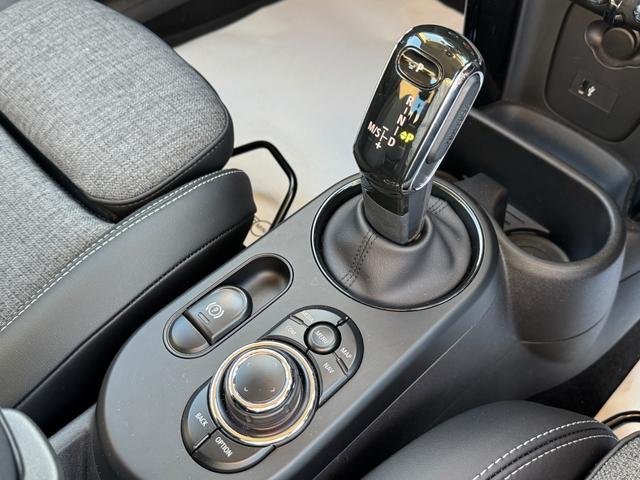 ＭＩＮＩ クーパーＳ　クラシック・トリム　黒エクステリア　黒１７インチＡＷ　黒ルーフ　タッチパネルナビ　リヤカメラ　デジタルメーター　黒半革シート　シートヒーター　Ｂｌｕｅｔｏｏｔｈ　ＥＴＣ２．０　ＡＣＣ　Ｄアシスト　禁煙車（71枚目）