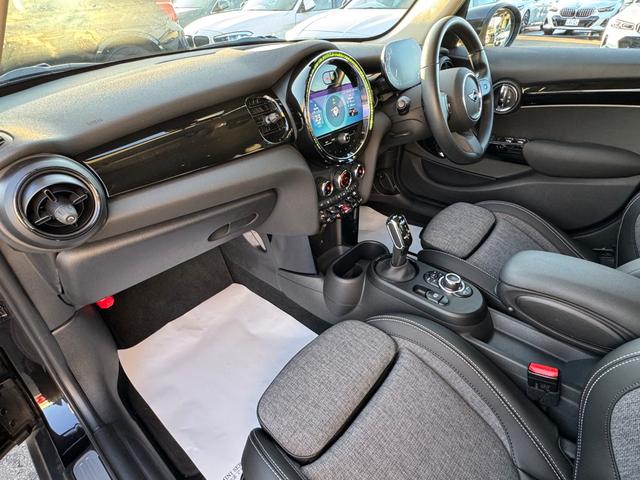 ＭＩＮＩ クーパーＳ　クラシック・トリム　黒エクステリア　黒１７インチＡＷ　黒ルーフ　タッチパネルナビ　リヤカメラ　デジタルメーター　黒半革シート　シートヒーター　Ｂｌｕｅｔｏｏｔｈ　ＥＴＣ２．０　ＡＣＣ　Ｄアシスト　禁煙車（76枚目）