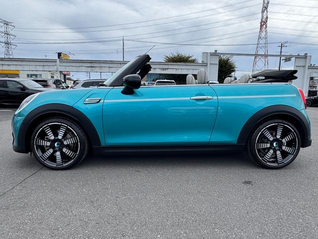 ＭＩＮＩ クーパーＳ　コンバーチブル　シーサイド・エディション　タッチパネルナビ　リヤカメラ　アップルカープレイ　ワイヤレスチャージ　Ｂｌｕｅｔｏｏｔｈ　レザーシート　シートヒーター　クルコン　ドライビングアシスト　１８インチＡＷ　黒電動幌　オープンタイマー　禁煙（5枚目）