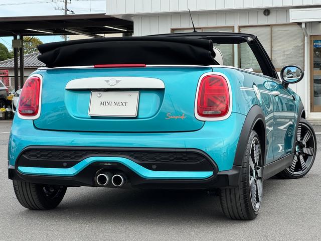 ＭＩＮＩ クーパーＳ　コンバーチブル　シーサイド・エディション　タッチパネルナビ　リヤカメラ　アップルカープレイ　ワイヤレスチャージ　Ｂｌｕｅｔｏｏｔｈ　レザーシート　シートヒーター　クルコン　ドライビングアシスト　１８インチＡＷ　黒電動幌　オープンタイマー　禁煙（6枚目）