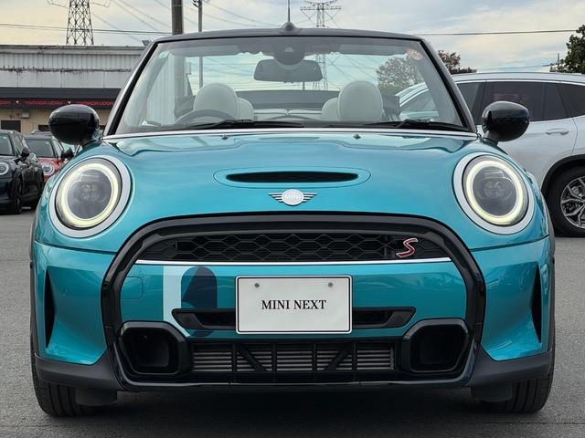 ＭＩＮＩ クーパーＳ　コンバーチブル　シーサイド・エディション　タッチパネルナビ　リヤカメラ　アップルカープレイ　ワイヤレスチャージ　Ｂｌｕｅｔｏｏｔｈ　レザーシート　シートヒーター　クルコン　ドライビングアシスト　１８インチＡＷ　黒電動幌　オープンタイマー　禁煙（7枚目）