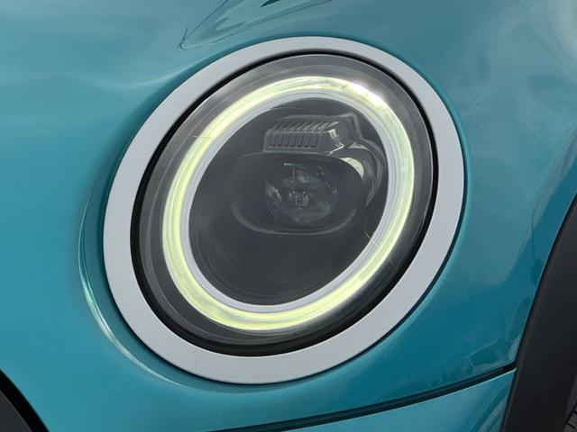 ＭＩＮＩ クーパーＳ　コンバーチブル　シーサイド・エディション　タッチパネルナビ　リヤカメラ　アップルカープレイ　ワイヤレスチャージ　Ｂｌｕｅｔｏｏｔｈ　レザーシート　シートヒーター　クルコン　ドライビングアシスト　１８インチＡＷ　黒電動幌　オープンタイマー　禁煙（8枚目）
