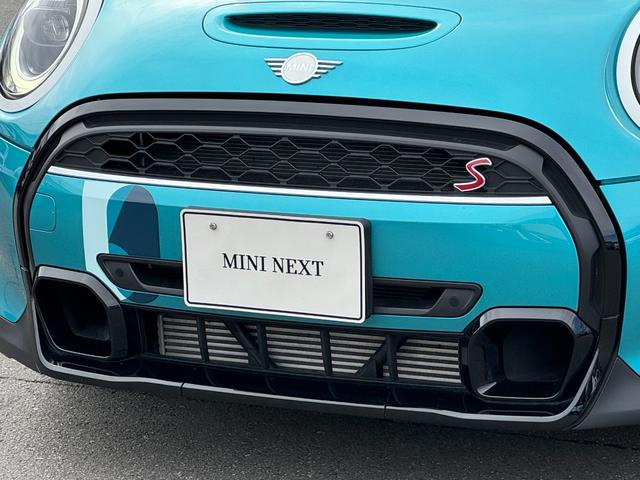 ＭＩＮＩ クーパーＳ　コンバーチブル　シーサイド・エディション　タッチパネルナビ　リヤカメラ　アップルカープレイ　ワイヤレスチャージ　Ｂｌｕｅｔｏｏｔｈ　レザーシート　シートヒーター　クルコン　ドライビングアシスト　１８インチＡＷ　黒電動幌　オープンタイマー　禁煙（9枚目）