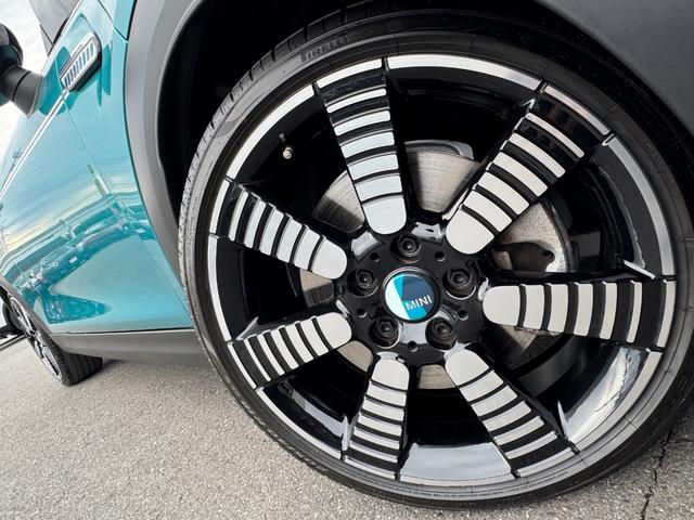 ＭＩＮＩ クーパーＳ　コンバーチブル　シーサイド・エディション　タッチパネルナビ　リヤカメラ　アップルカープレイ　ワイヤレスチャージ　Ｂｌｕｅｔｏｏｔｈ　レザーシート　シートヒーター　クルコン　ドライビングアシスト　１８インチＡＷ　黒電動幌　オープンタイマー　禁煙（10枚目）