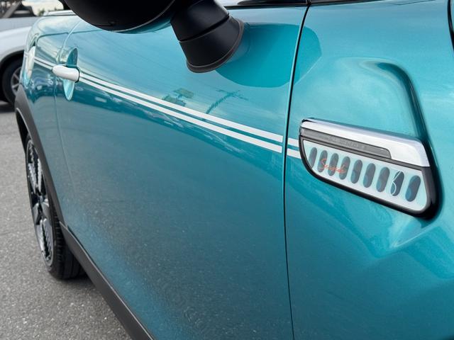 ＭＩＮＩ クーパーＳ　コンバーチブル　シーサイド・エディション　タッチパネルナビ　リヤカメラ　アップルカープレイ　ワイヤレスチャージ　Ｂｌｕｅｔｏｏｔｈ　レザーシート　シートヒーター　クルコン　ドライビングアシスト　１８インチＡＷ　黒電動幌　オープンタイマー　禁煙（11枚目）