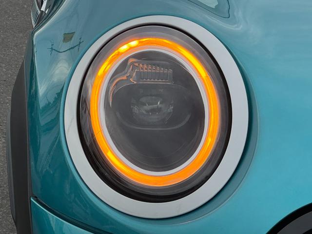 ＭＩＮＩ クーパーＳ　コンバーチブル　シーサイド・エディション　タッチパネルナビ　リヤカメラ　アップルカープレイ　ワイヤレスチャージ　Ｂｌｕｅｔｏｏｔｈ　レザーシート　シートヒーター　クルコン　ドライビングアシスト　１８インチＡＷ　黒電動幌　オープンタイマー　禁煙（14枚目）