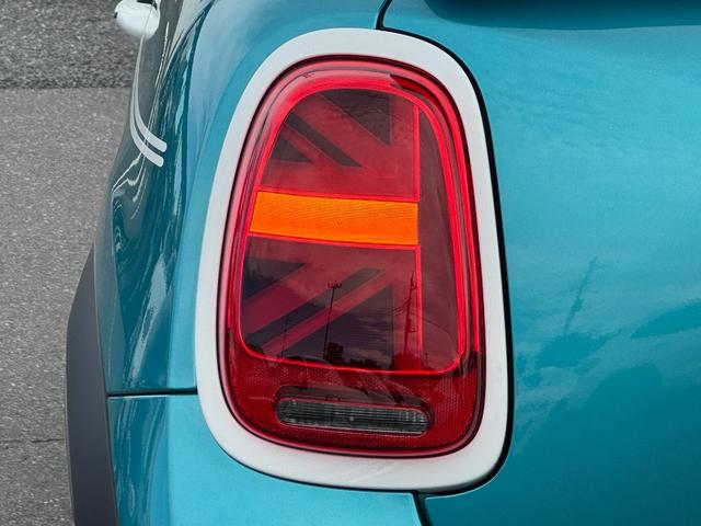 ＭＩＮＩ クーパーＳ　コンバーチブル　シーサイド・エディション　タッチパネルナビ　リヤカメラ　アップルカープレイ　ワイヤレスチャージ　Ｂｌｕｅｔｏｏｔｈ　レザーシート　シートヒーター　クルコン　ドライビングアシスト　１８インチＡＷ　黒電動幌　オープンタイマー　禁煙（16枚目）