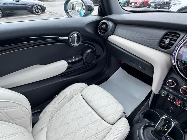 ＭＩＮＩ クーパーＳ　コンバーチブル　シーサイド・エディション　タッチパネルナビ　リヤカメラ　アップルカープレイ　ワイヤレスチャージ　Ｂｌｕｅｔｏｏｔｈ　レザーシート　シートヒーター　クルコン　ドライビングアシスト　１８インチＡＷ　黒電動幌　オープンタイマー　禁煙（31枚目）