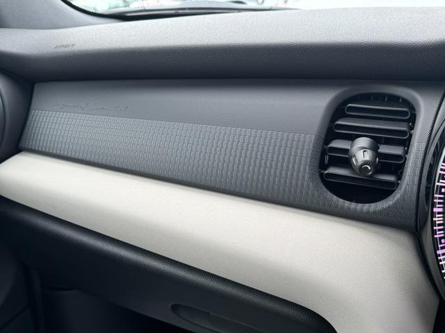 ＭＩＮＩ クーパーＳ　コンバーチブル　シーサイド・エディション　タッチパネルナビ　リヤカメラ　アップルカープレイ　ワイヤレスチャージ　Ｂｌｕｅｔｏｏｔｈ　レザーシート　シートヒーター　クルコン　ドライビングアシスト　１８インチＡＷ　黒電動幌　オープンタイマー　禁煙（32枚目）