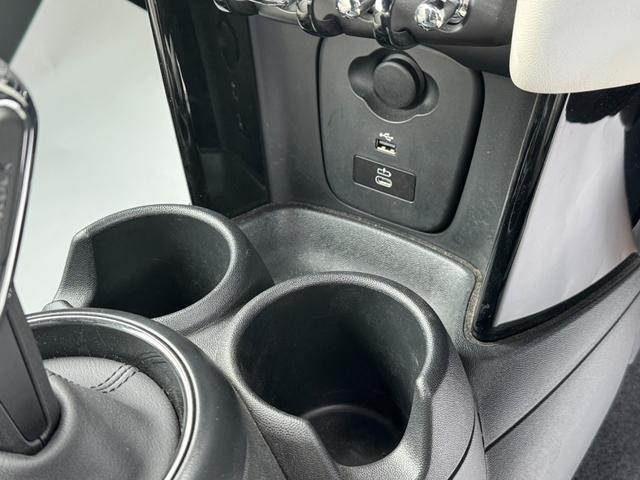 ＭＩＮＩ クーパーＳ　コンバーチブル　シーサイド・エディション　タッチパネルナビ　リヤカメラ　アップルカープレイ　ワイヤレスチャージ　Ｂｌｕｅｔｏｏｔｈ　レザーシート　シートヒーター　クルコン　ドライビングアシスト　１８インチＡＷ　黒電動幌　オープンタイマー　禁煙（35枚目）