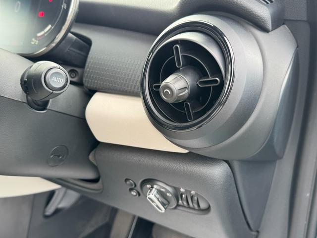 ＭＩＮＩ クーパーＳ　コンバーチブル　シーサイド・エディション　タッチパネルナビ　リヤカメラ　アップルカープレイ　ワイヤレスチャージ　Ｂｌｕｅｔｏｏｔｈ　レザーシート　シートヒーター　クルコン　ドライビングアシスト　１８インチＡＷ　黒電動幌　オープンタイマー　禁煙（50枚目）