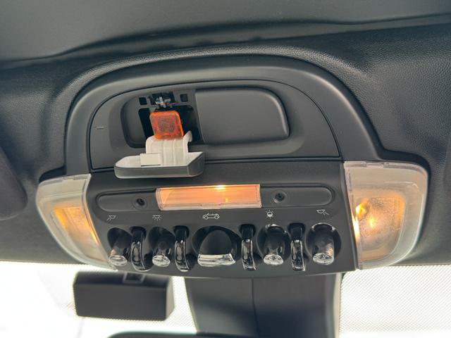 ＭＩＮＩ クーパーＳ　コンバーチブル　シーサイド・エディション　タッチパネルナビ　リヤカメラ　アップルカープレイ　ワイヤレスチャージ　Ｂｌｕｅｔｏｏｔｈ　レザーシート　シートヒーター　クルコン　ドライビングアシスト　１８インチＡＷ　黒電動幌　オープンタイマー　禁煙（55枚目）